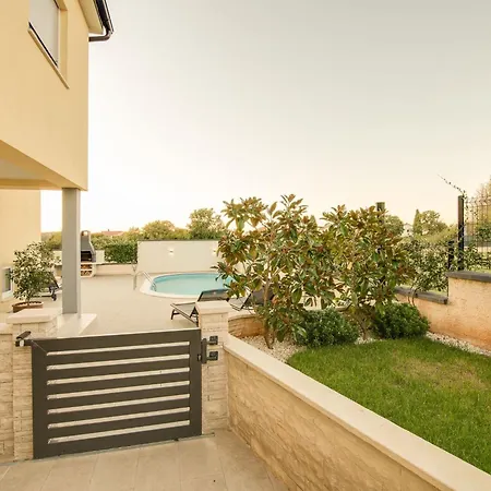 Cera Fuer 8 Personen In By Interhome Пула
