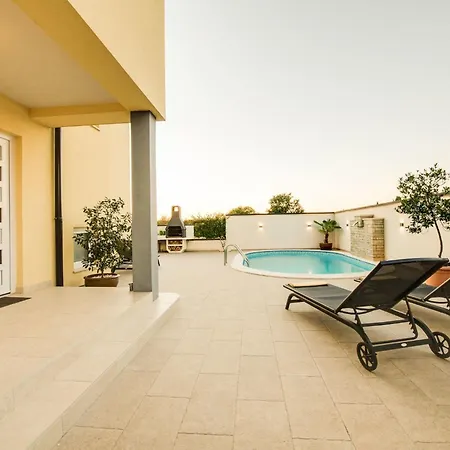 Cera Fuer 8 Personen In By Interhome Пула