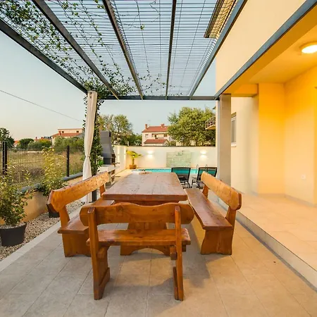Cera Fuer 8 Personen In By Interhome Дом отдыха Пула