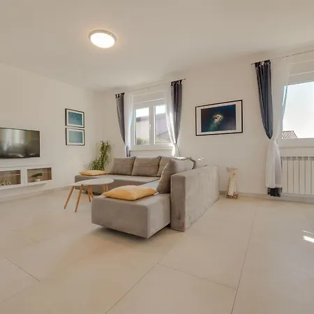 Cera Fuer 8 Personen In By Interhome Дом отдыха