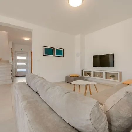 Cera Fuer 8 Personen In By Interhome Дом отдыха Пула