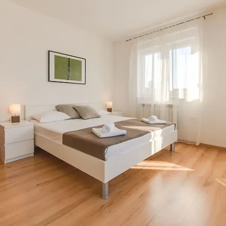 Cera Fuer 8 Personen In By Interhome * Пула