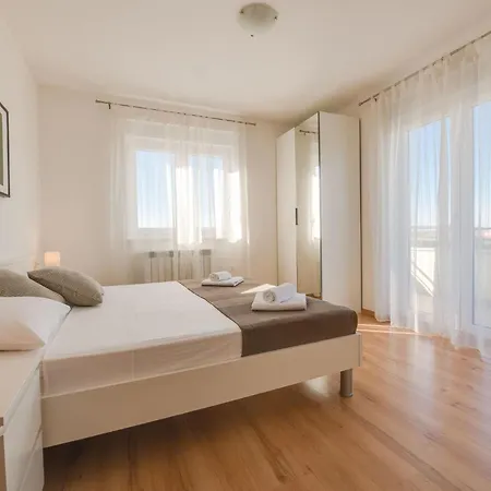 Cera Fuer 8 Personen In By Interhome * Пула