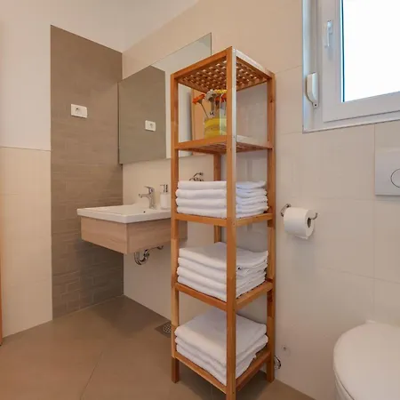 Cera Fuer 8 Personen In By Interhome Дом отдыха