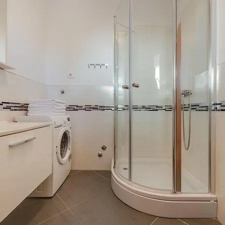 Cera Fuer 8 Personen In By Interhome Дом отдыха Пула